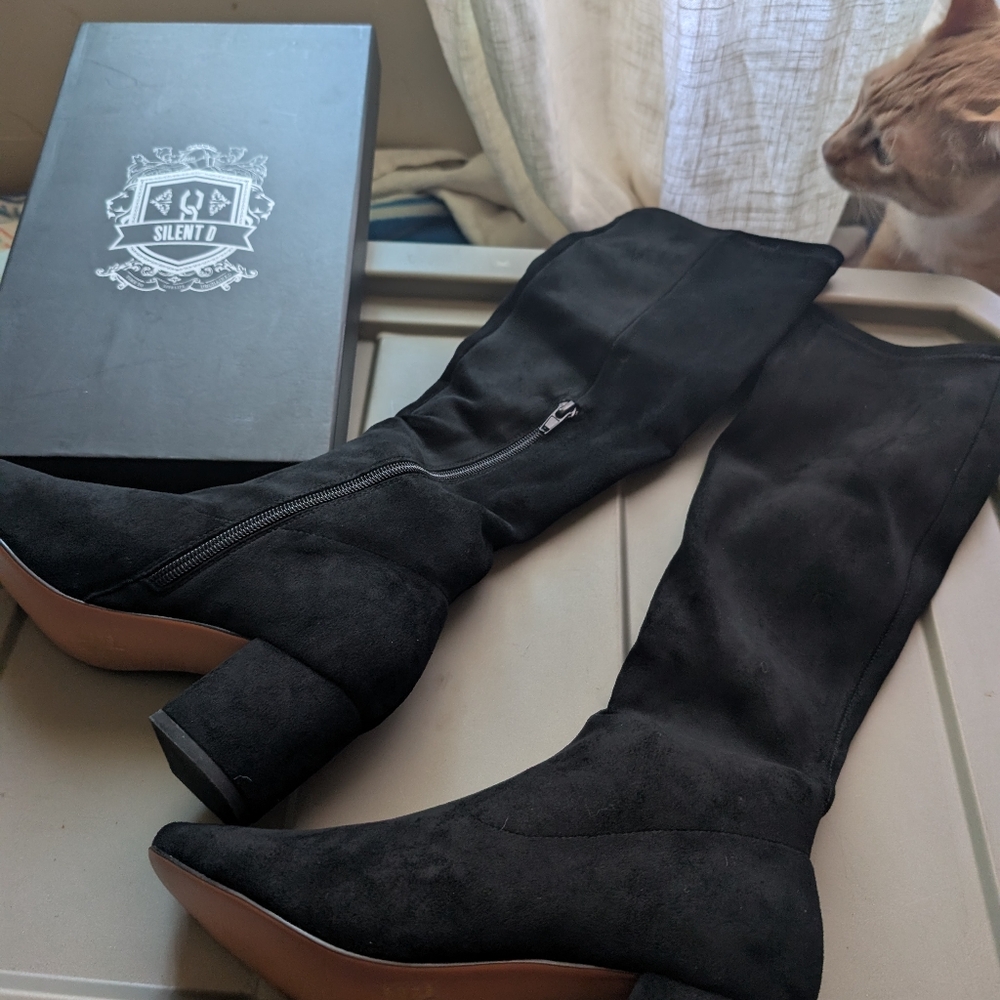 Sleek Black Heeled Boots with Elegant Contrast